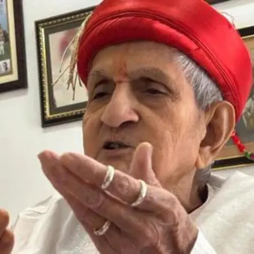 Shri Dharmiklal Pandya is a Baroda, Gujarat, hails from a family of traditional Akhyanakaras. 