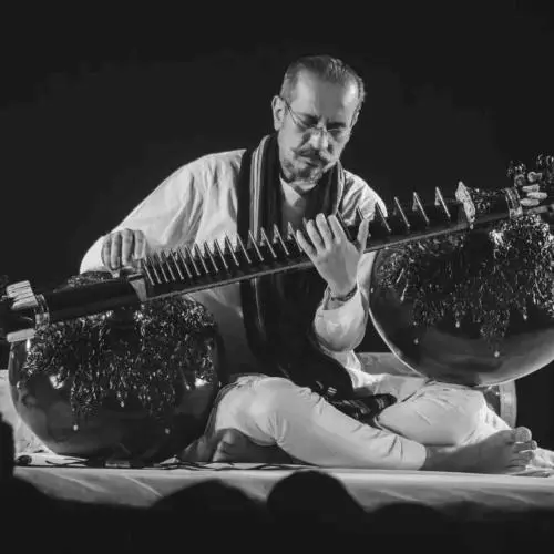 Baha'ud'din Mohiuddin Dagar plays rudra veena with the dagarbani style. 