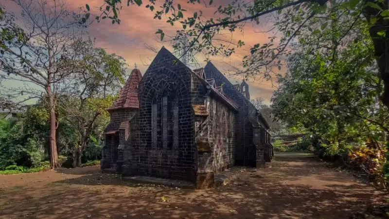 Abbey 301 is an intimate arts space housed within a heritage building, nestled in the scenic hills of Khandala.
